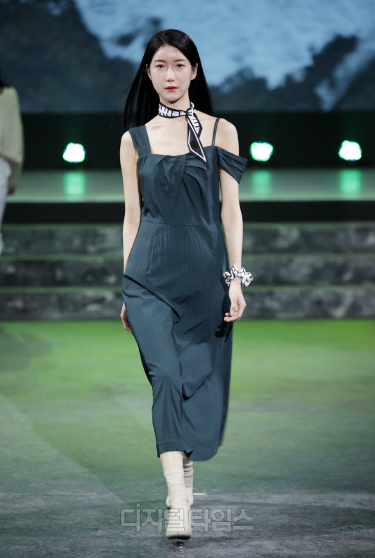 리이-서경대 패션쇼, 고급+트렌드 공존하는 무대(15).jpg