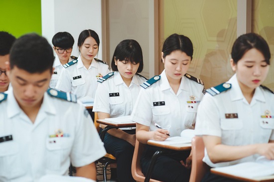 세미나실 군사학과 수업 사진.jpg