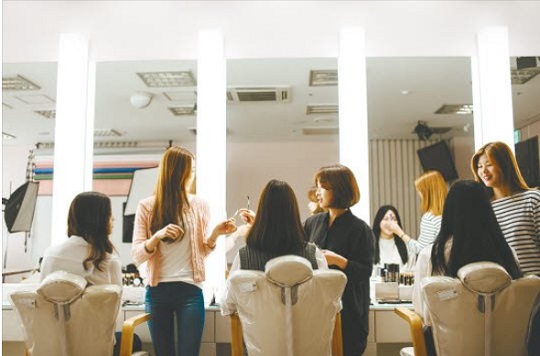 미용예술대학 메이크업전공 학생들의 수업 장면..jpg
