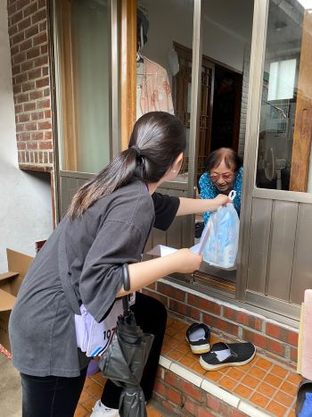 서경대학교 사회봉사지원센터 사회봉사단, 길음종합사회복지관과 함께 관내 취약계층 어르신 80가구 대상 해신탕으로 건강한 여름나기 행사 진행 (6).jpg