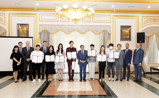 제10회 전국 대학생·대학원생 러시아어 토론대회에서 장려상을 수상한 강문석 학우 (2).jpg