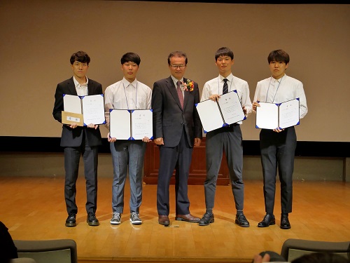 일본어 디베이트 대회 (4) 메인사진 서울대회 1위 수상 니시오카 공보문화원장과 학생들.jpg