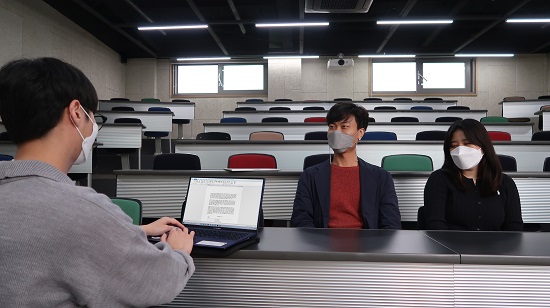 전준혁 교수, 김다윤 학우(2).jpg