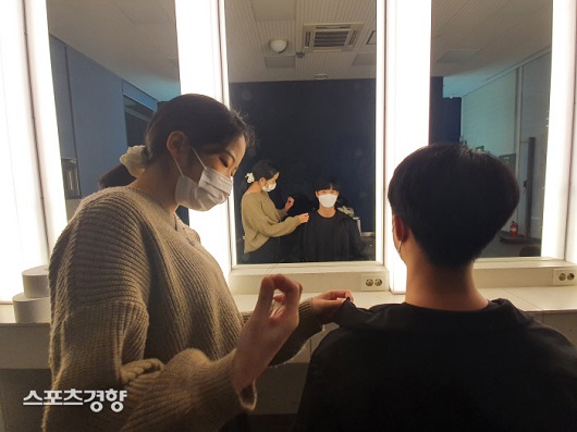 동갑내기 디자이너와 모델의 첫피팅, 정예은 양이 모델 정현석 군의 의상을 손질하고 있다..jpg