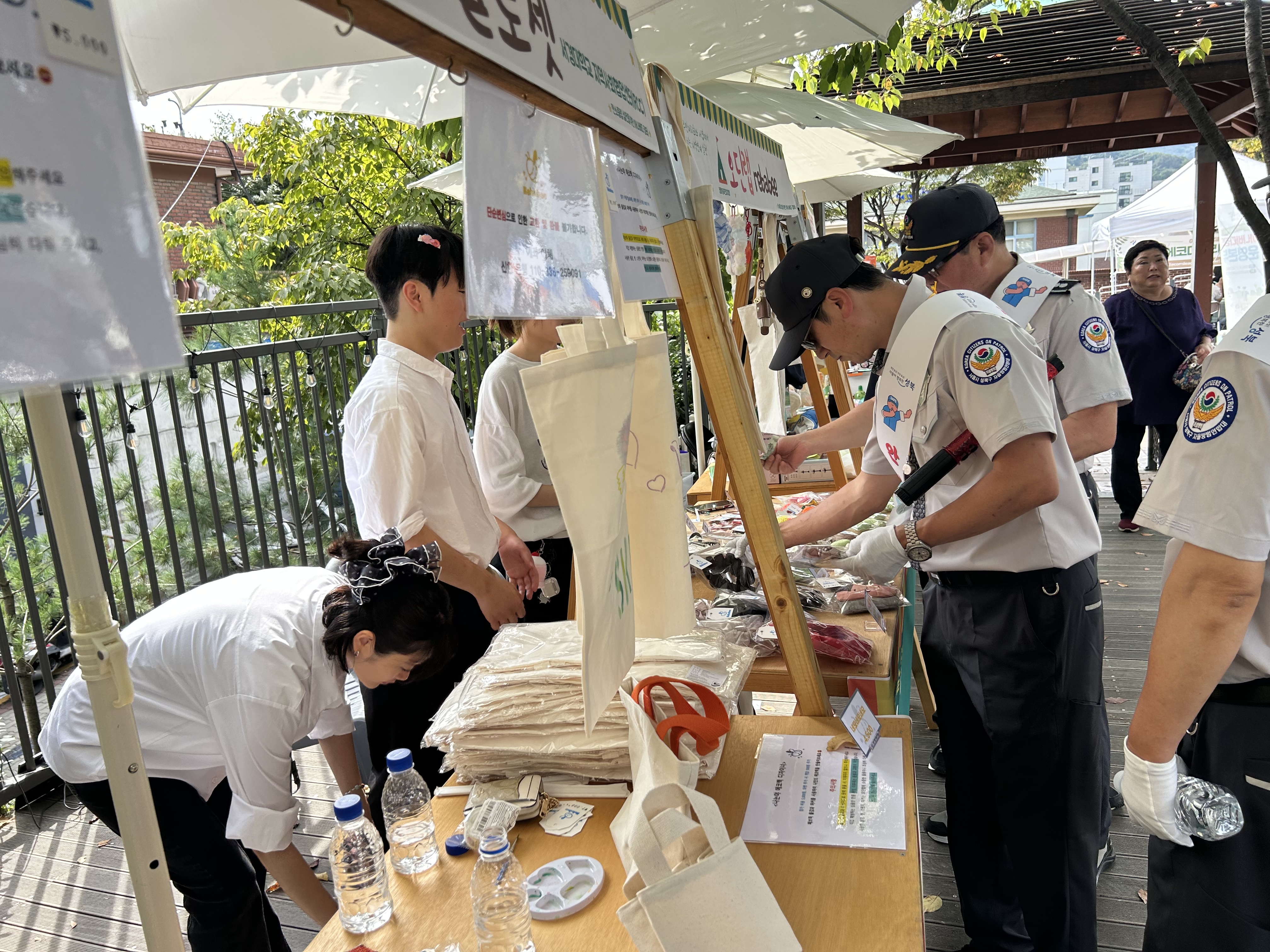 서경대학교 지역사회협업센터, 정릉 1동 아나바다 장터 및 영화제에서 지역 주민과 함께하는 협업 활동 전개 (2).jpg