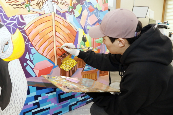 작품 제작하는 이승진 작가.jpg