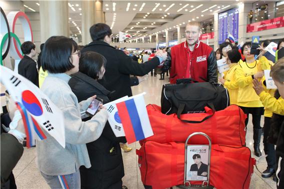 국제비즈니스어학부 노어전공 러시아 선수단 입국 환영 9.jpg