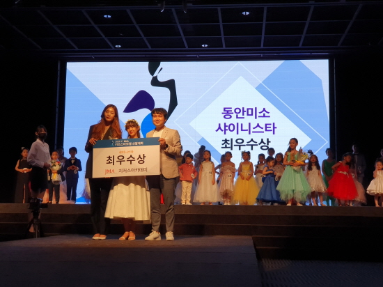 샤이닝스타 최우수상을 수상한 강서연 어린이.jpg