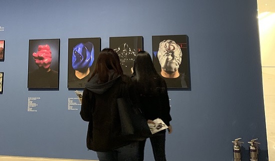 '연출실습' 수업 중 국립현대미술관에서 극작 소재 찾기 수업을 진행하고 있는 연출전공학우들.jpg