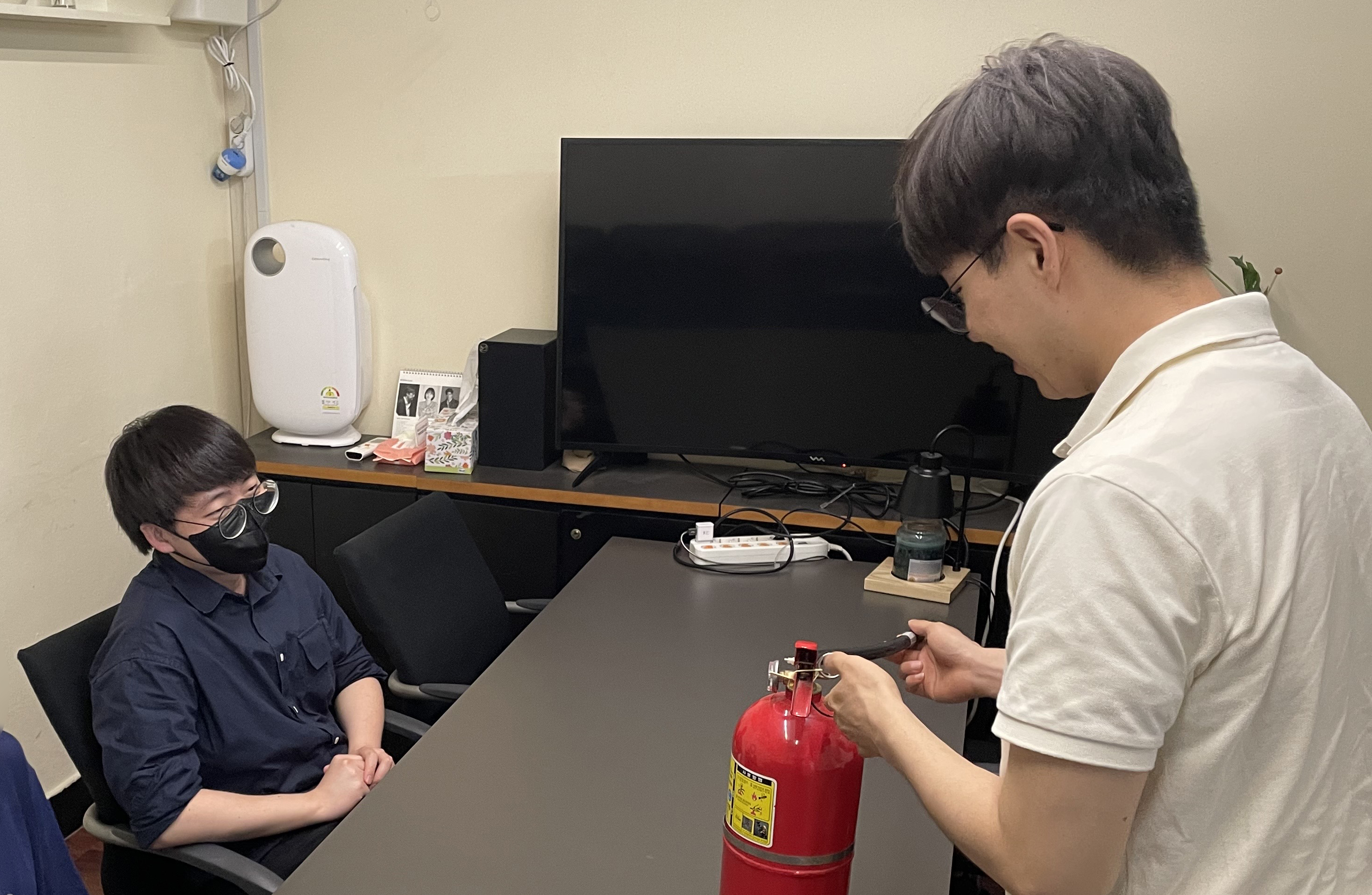 근로 첫 날, 안전교육을 받고있는 최승원 학우.jpg