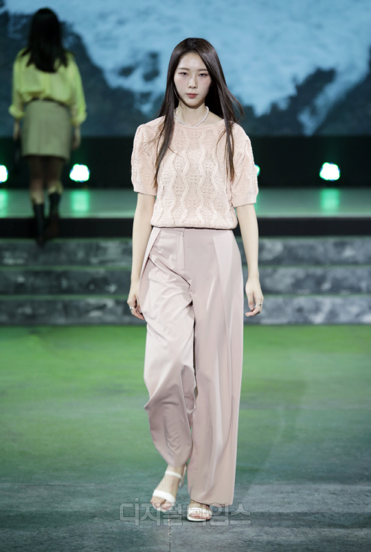 리이-서경대 패션쇼, 고급+트렌드 공존하는 무대(8).jpg