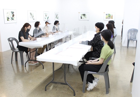 시상식 후 진행된 본상 수상자들 대상 교수 대면평가.jpg