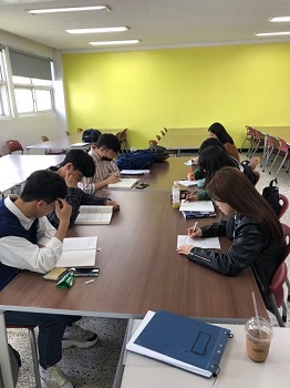 튜터링하고 있는 산업경영시스템공학과 학우들.jpg