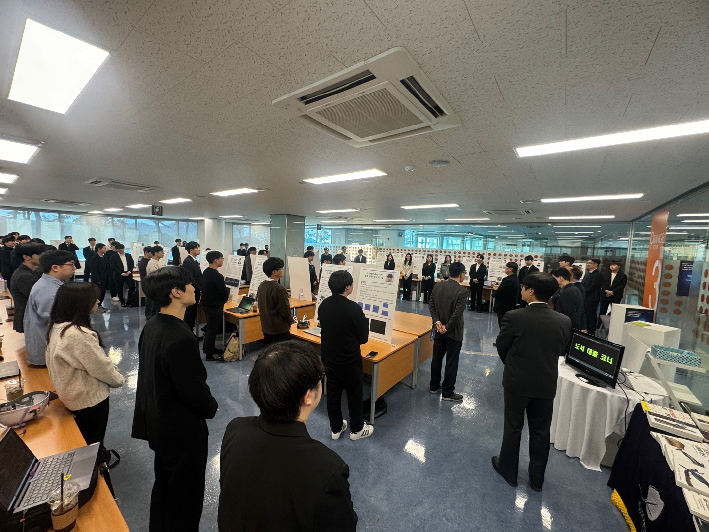 서경대학교 이공대학 전자공학과 ‘학술정보관 북큐레이션 + 전자공학과 작품전시회’ 개최(5).jpg