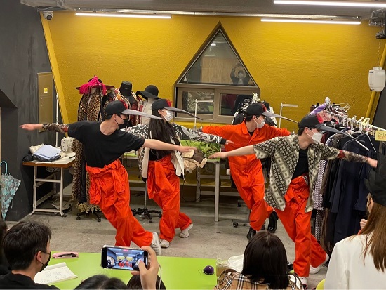 두루미 의상 피팅 후 연습 모습.jpg