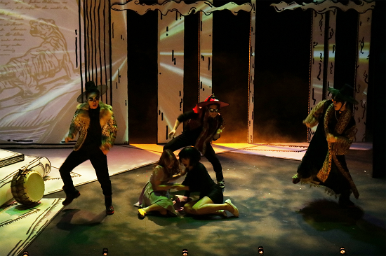 연극 '우화' 중 '범 내려온다' 장면.png