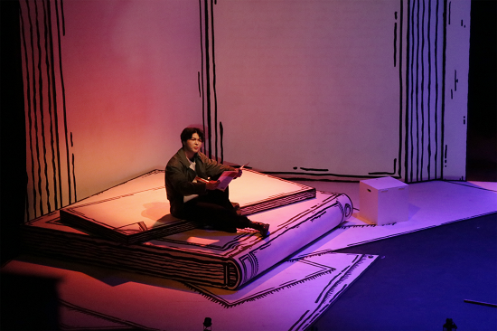 연극 '우화' 중 '질량의 크기는' 장면.png