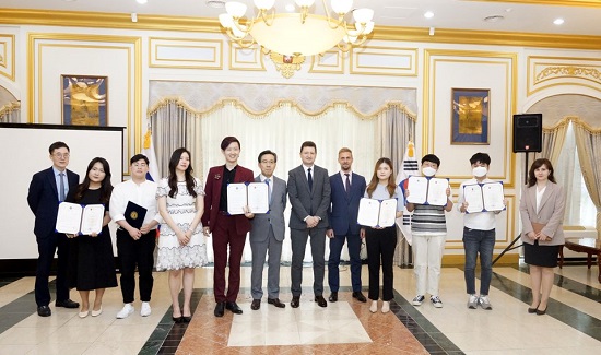 제10회 전국 대학생·대학원생 러시아어 토론대회에서 장려상을 수상한 강문석 학우 (4).jpg