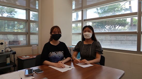 뷰티테라피&메이크업학과에 재학 중인 팜 티 응옥 아잉 학우, 항소성 학우.jpg