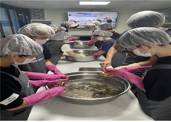 서경대학교 풀잎봉사단, 길음종합사회복지관과 함께 관내 취약계층 어르신 80가구 대상 ‘해신탕으로 건강한 여름나기’ 행사 진행(3).jpg