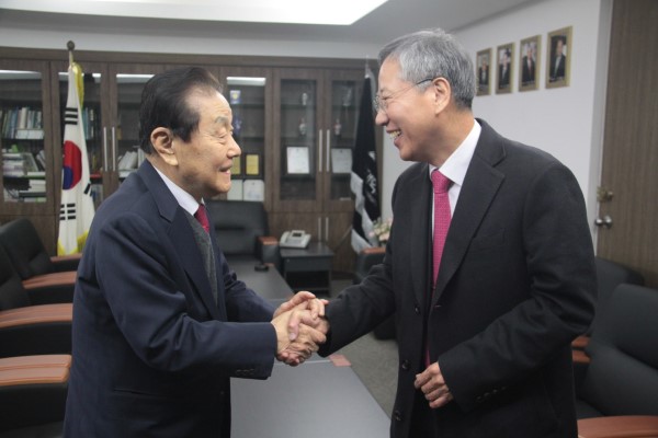 0최영철총장&반장식 동문.jpg