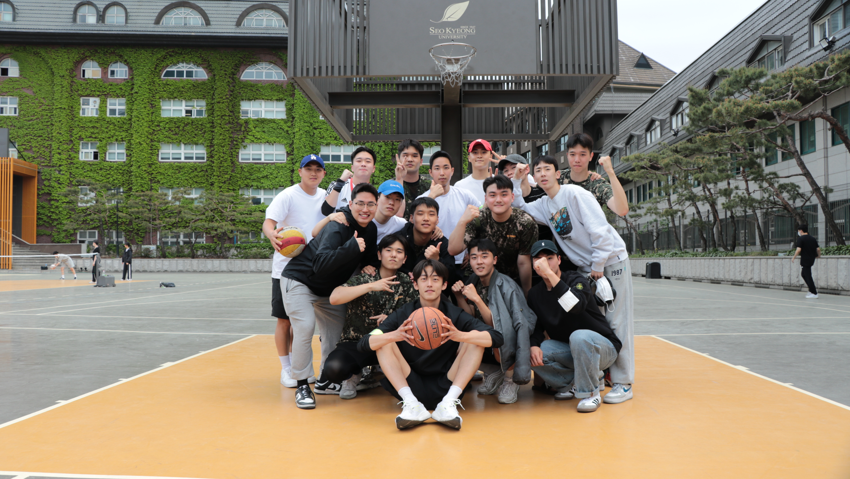 군사학과 농구팀 단체사진.jpeg