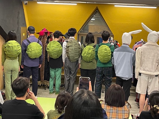 등껍질 의상 피팅 모습.jpg