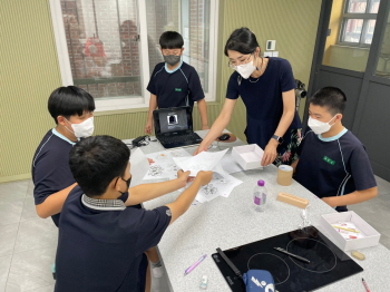 서울시가 설립하고 서경대학교가 수탁운영하는 서울시립청소년음악센터, %3C국가보훈처 보훈테마 공모사업%3E 일환으로 금옥중학교 청소년들이 제작해 판매한 디자인 굿즈 수익금 전액 지역사회보장협의체에 기부5.jpg