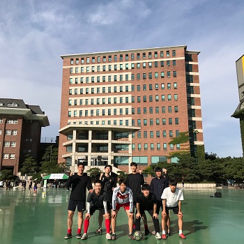 청야체전 풋살 준결승 경기를 앞둔 컴퓨터공학과 학생들.jpg