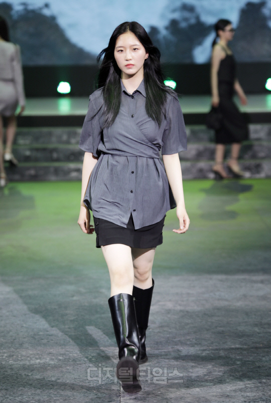 리이-서경대 패션쇼, 고급+트렌드 공존하는 무대(9).jpg
