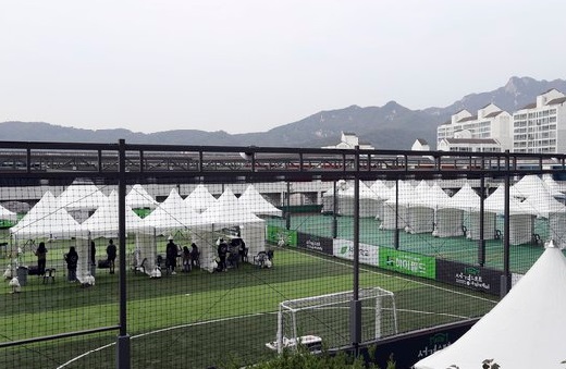 실외 천막에서 10m 거리두고 노래, 코로나 19가 만든 대입 실기 풍경 5.jpg