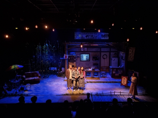 ﻿극 속 인물들이 모여 반딧불이를 보는 장면.jpg