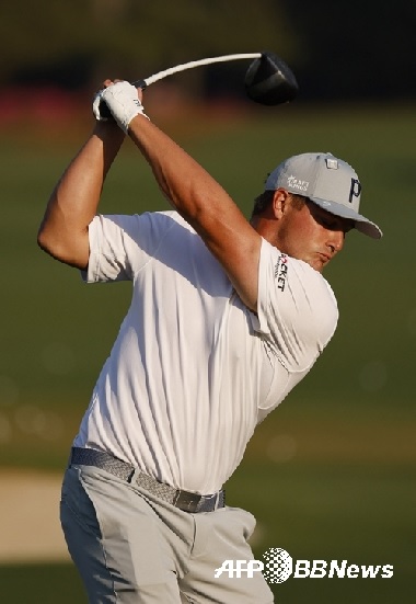 미국프로골프(PGA) 투어 대표 장타자인 브라이슨 디섐보가 샷을 하는 모습.jpg