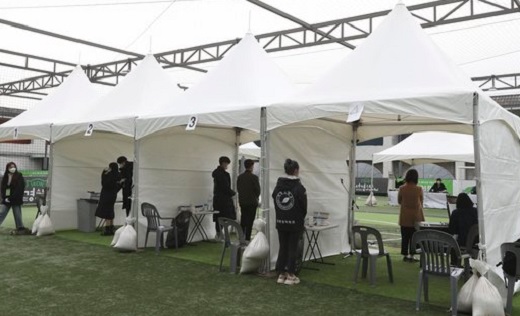 실외 천막에서 10m 거리두고 노래, 코로나 19가 만든 대입 실기 풍경 2.jpg