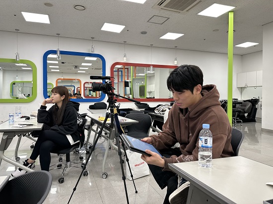 유튜브 채널 ‘소민거리’의 첫 동영상 조회수 6.6만 회 기록한 서경대학교 교내 동아리 ‘브랜딩 클럽’의 총괄 PD 손윤이(헤어메이크업디자인학과 20학번) 학우 인터뷰(2).jpg