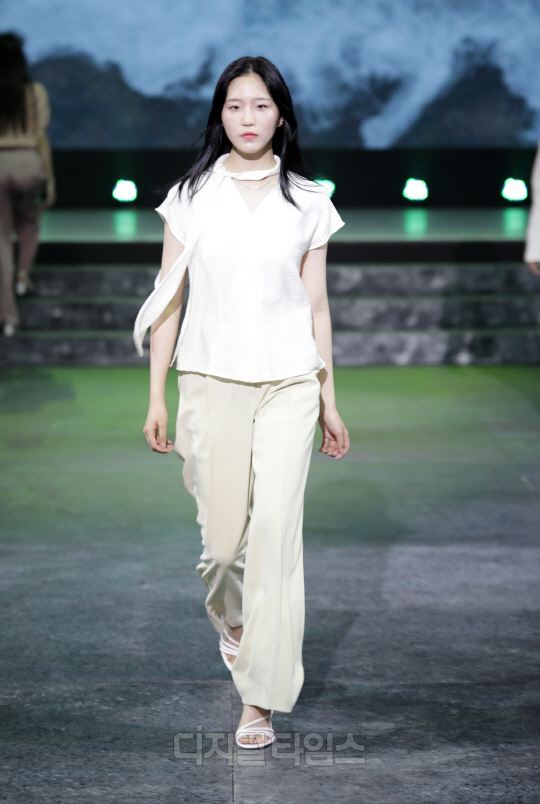 리이-서경대 패션쇼, 고급+트렌드 공존하는 무대(10).jpg