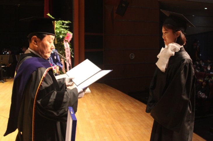 전체수석학생 학위수여.jpg