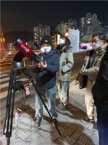 2020년 12월 21일 - 휴대전화기로 촬영중인 이정향 감독.jpg