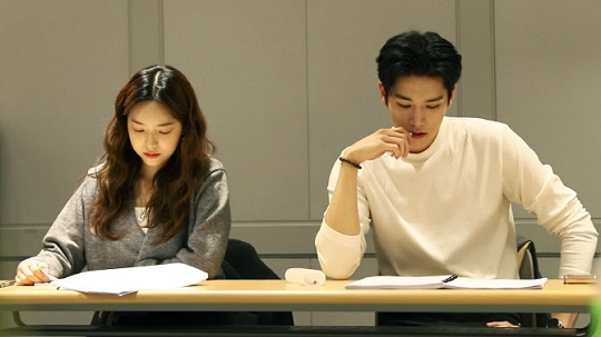 'k스쿨' 에이미 역의 에이프릴 예나 (왼쪽)와 테디 역의 멋진녀석들 의연.jpg