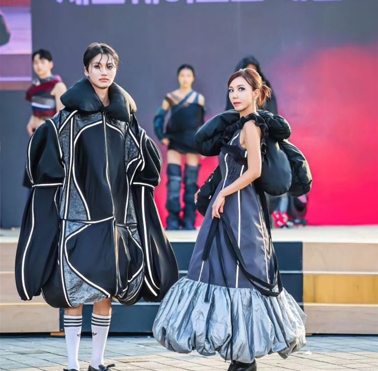 서경대학교 공연예술학부 무대패션전공 ‘team MUSH(2학년 이도영·하서윤)’   ‘2024 제로플솔버톤’ 패션쇼에 참가해 ‘서울시장상(우수상)’ 수상  수상작 10월 17일(목)부터 10일간 DDP서 ‘서울디자인어워드 2024’ 팝업 전시 (2).JPG