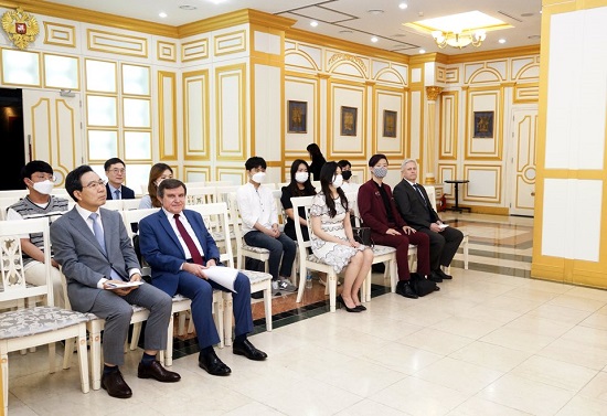 제10회 전국 대학생·대학원생 러시아어 토론대회에서 장려상을 수상한 강문석 학우 (5).jpg