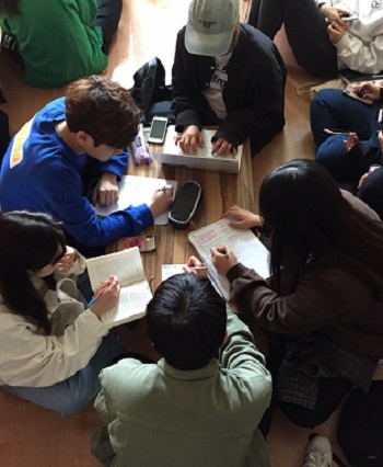 시험 전 마지막 튜터링 소모임을 하고 있는 문화콘텐츠학과 학생들.jpg