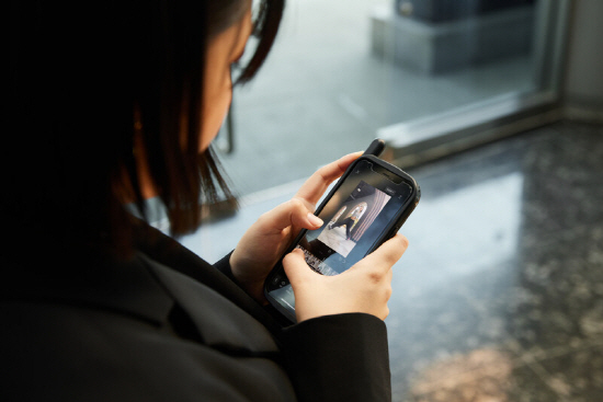 박주혜씨가 쇼트폼 영상을 편집하고 있다. 윤동길 스튜디오 어댑터 실장.jpg