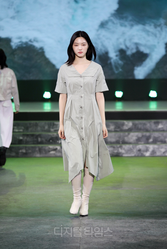 리이-서경대 패션쇼, 고급+트렌드 공존하는 무대(2).jpg