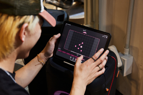 안무 창작용 앱인 ‘어레인지어스’를 활용해 안무 동선을 짜고 있는 강경환씨. 윤동길 스튜디오 어댑터 실장.jpg