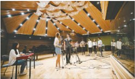 레코딩스튜디오에서 실습을 하고 있는 실용음악학과 학생들 모습..jpg