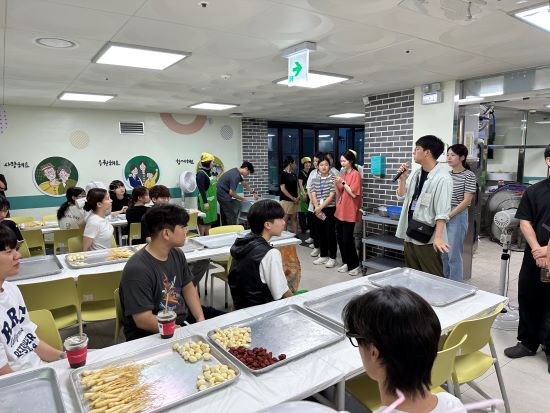 서경대학교 사회봉사지원센터 사회봉사단, 길음종합사회복지관과 함께 관내 취약계층 어르신 80가구 대상 해신탕으로 건강한 여름나기 행사 진행 (2).jpg