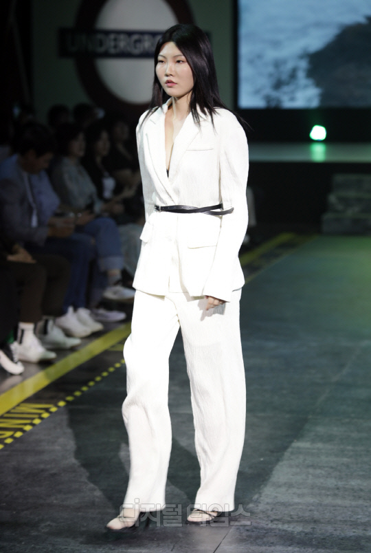 리이-서경대 패션쇼, 고급+트렌드 공존하는 무대(4).jpg