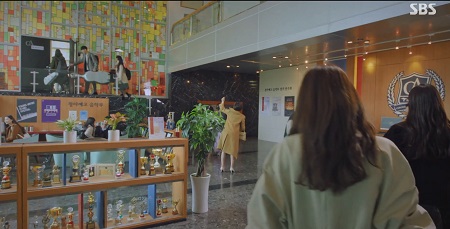 펜트하우스 6화 중 문예관.jpg