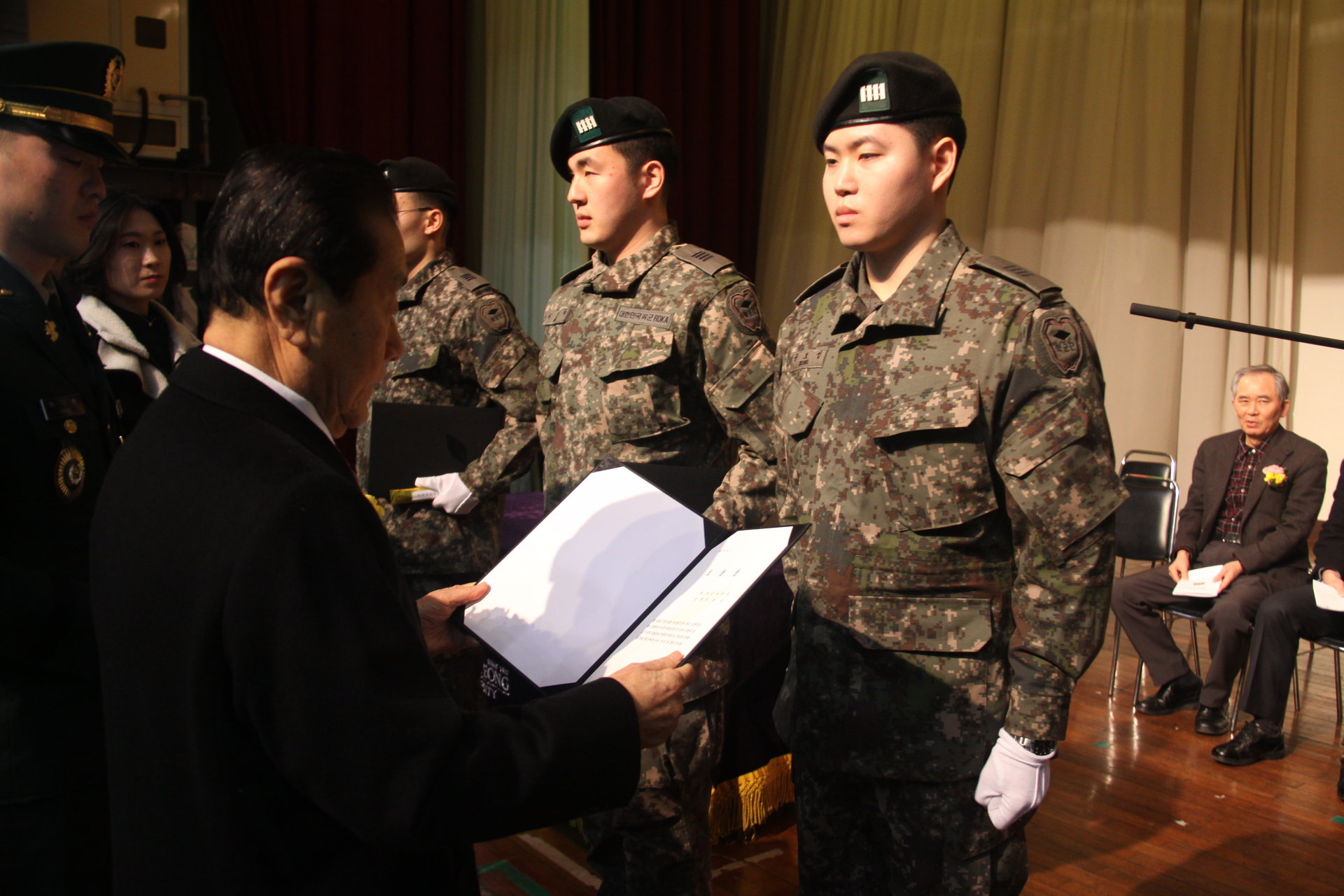 학군단행사_공보성(군사학과) 후보생_총장상.JPG